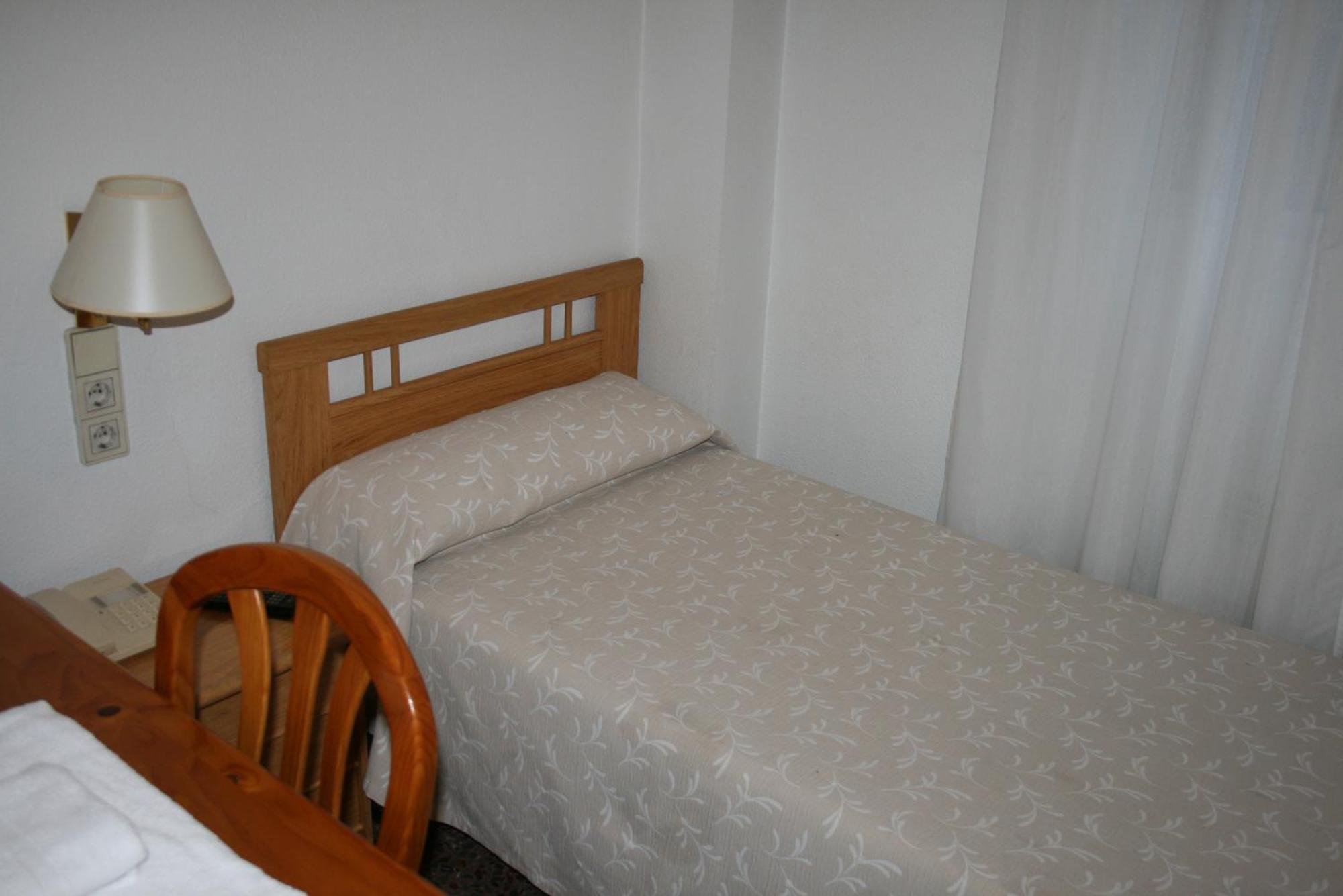 Hostal Puente De Piedra Zaragoza Room photo