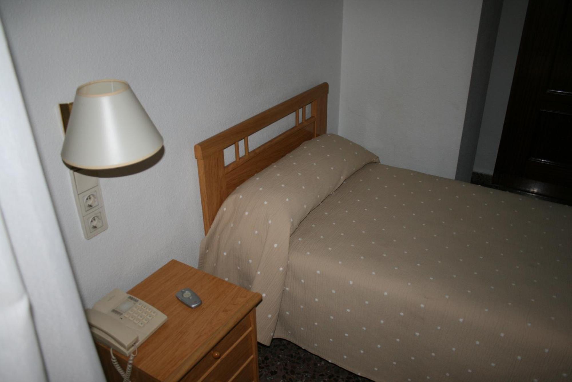 Hostal Puente De Piedra Zaragoza Room photo