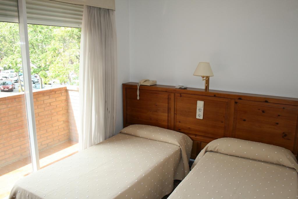 Hostal Puente De Piedra Zaragoza Room photo