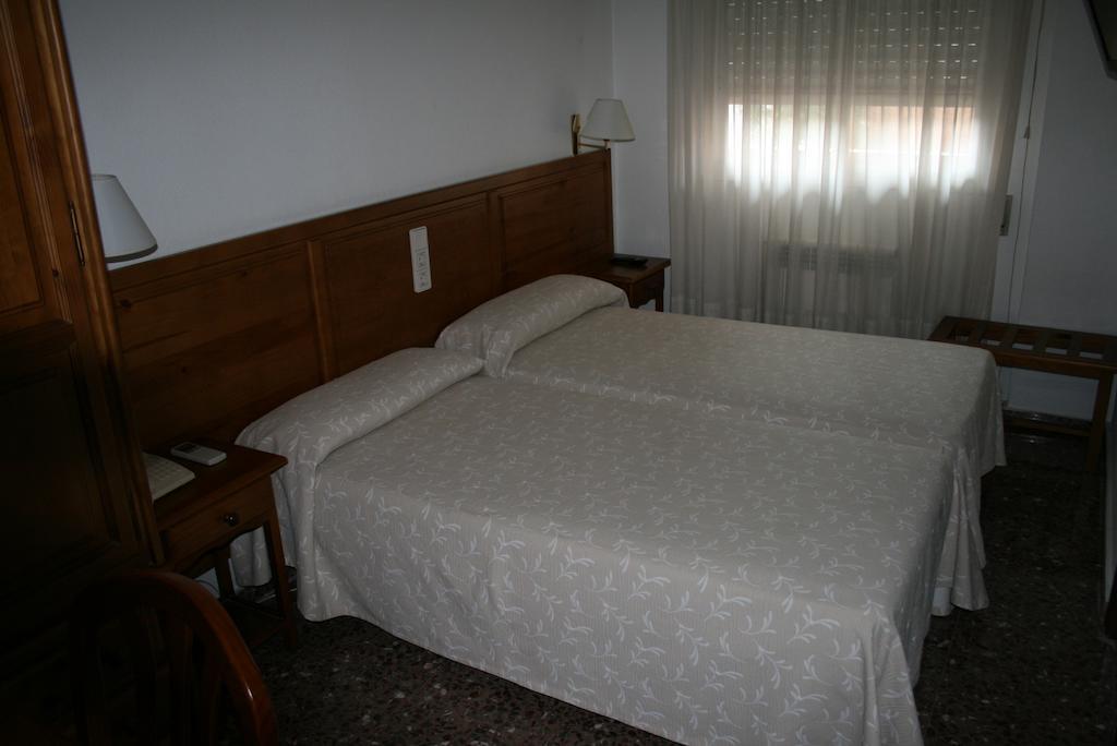 Hostal Puente De Piedra Zaragoza Room photo